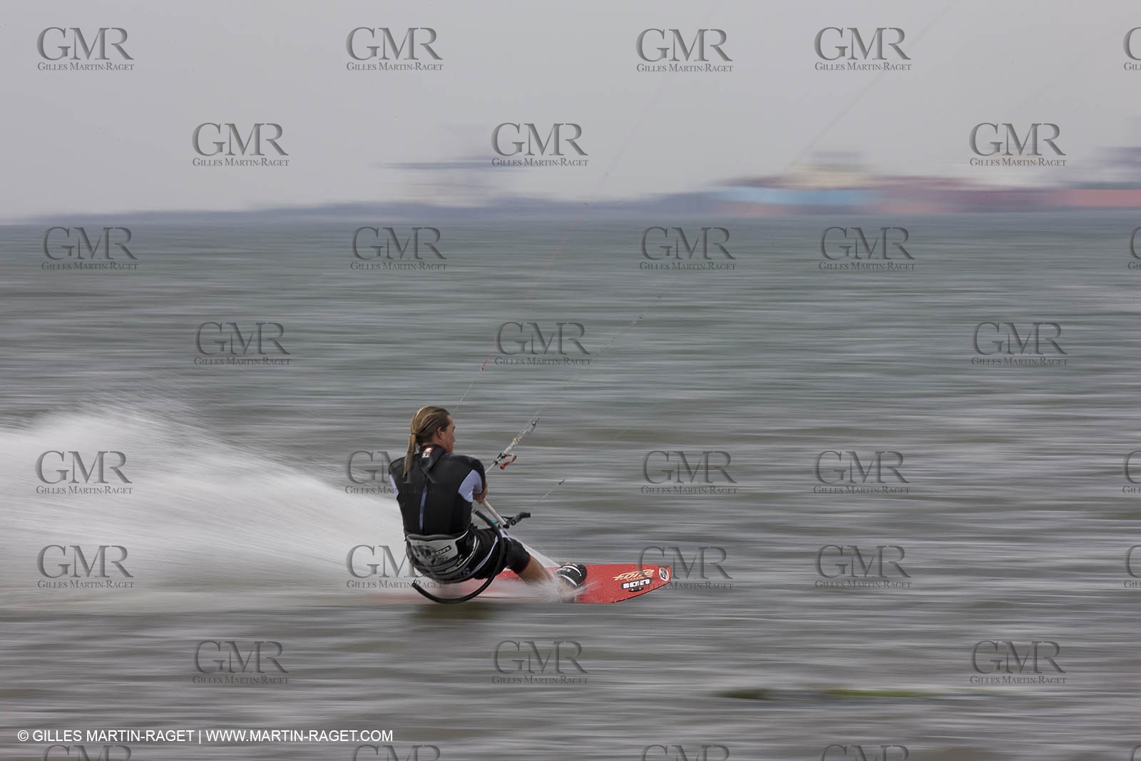 08 05 2008 - Port Saint Louis du Rhône (FRA, 13) - kite surfer Alexandre Caizergues training