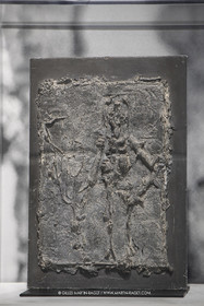 30 10 2023, Montpellier (FRA), oeuvre de Germaine Richier, Exposition Centre Pompidou - Musée Fabre 2023, Eve dans le jardin d'Eden 1953,, Relief en plomb, Pièce unique, 39 x 27 x 3 cm, Collection particulière