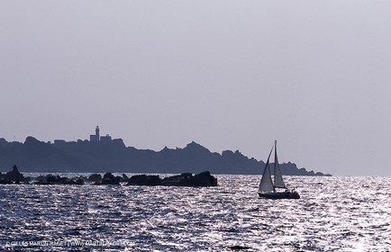 Crusing monohull sailing