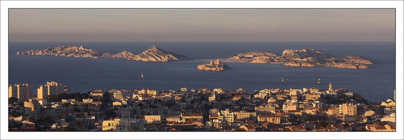 Produit : Tirage photo réalisé par nos soins sur imprimante jet d'encre professionnelle Epson à partir de 8 encres ultrachrome inaltérables (label Digigraphie).Formats au choix :. 20 x 60 cm. 33 x 95 cm- 52 x 150 cmChoix des papiers :. Papier standard brillant 250 gr., filet noir, marge blanche, tirage non signé. Papier haut de gamme satiné 290 gr. filet noir, marge blanche, tirage vérifié et signé par l'auteur.. Autres supports (canvas, acrylique, dibond) sur demandeConditionnement : tube cylindrique renforcé.Options pour l'expédition : . colissimo + dépôt boîte aux lettres (France uniquement). Colissimo avec signature à réception. Transporteur express (2 jours ouvrés) avec signature à réceptionCliquez sur caddie pour sélectionner votre formule et démarrer la procédure de commande en ligne