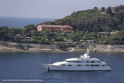 28 07 2007 - St Jean Cap Ferrat - SuperYachts - Motor Yachts - Hampshire