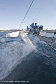 Samedi 5 septembre 2009 - Hyères (FRA, 83) - L'Hydroptère bat le record du monde de vitesse avec un run à 51,36 knts (sous réserve de ratification par le WSSRC)