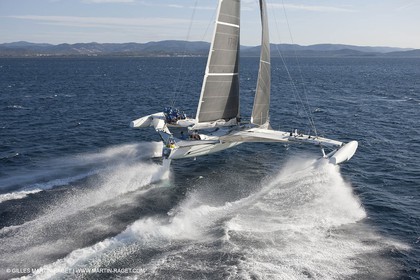 Samedi 5 septembre 2009 - Hyères (FRA, 83) - L'Hydroptère bat le record du monde de vitesse avec un run à 51,36 knts (sous réserve de ratification par le WSSRC)
