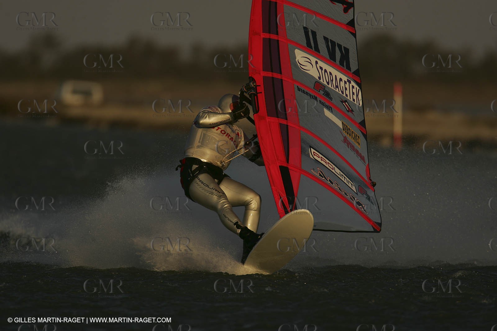 13 11 2004 - Les Saintes Maries de la mer (France) - Irish sailboarder Finian Maynard beat the overall sailing speed record with a run at 46,82 knts.