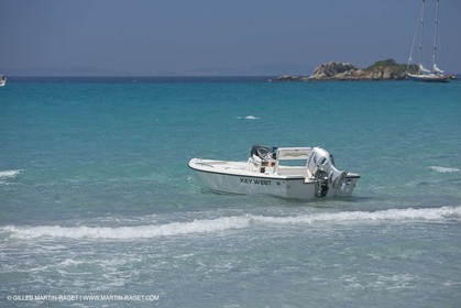 Bateau à Moteur au mouillage