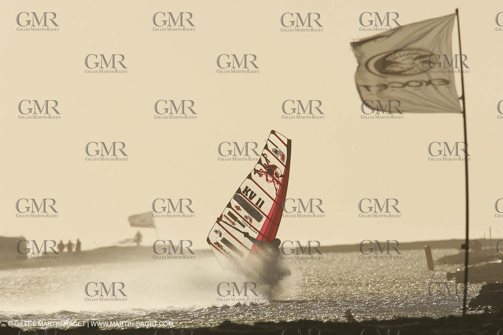 13 11 2004 - Les Saintes Maries de la mer (France) - Irish sailboarder Finian Maynard beat the overall sailing speed record with a run at 46,82 knts.