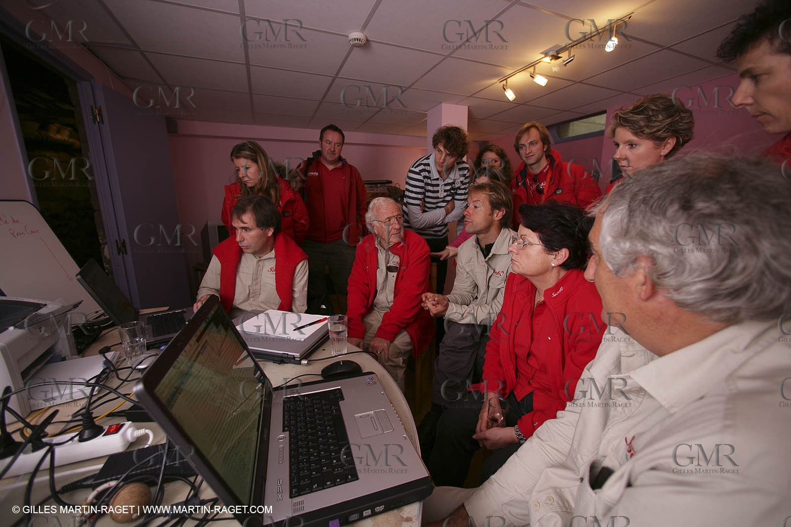 27 10 2006 - Saint Malo (FRA) - Route du Rhum 2006 - Thomas Coville (Sodeb'O) preparing the start with his sponsors and his team