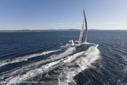 Samedi 5 septembre 2009 - Hyères (FRA, 83) - L'Hydroptère bat le record du monde de vitesse avec un run à 51,36 knts (sous réserve de ratification par le WSSRC)