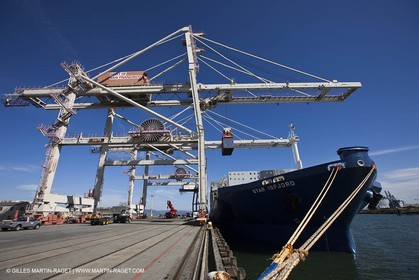 01 03 2011 - San Frnacisco (USA,CA) - Harbour operations - ship details - ship unloading - containers