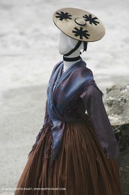 Mai 2004 - La Tour d'Aigues (FRA, 84) Costumes anciens pour l'exposition Femmes du Midi