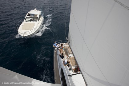 Monocoque de croisiere au mouillage