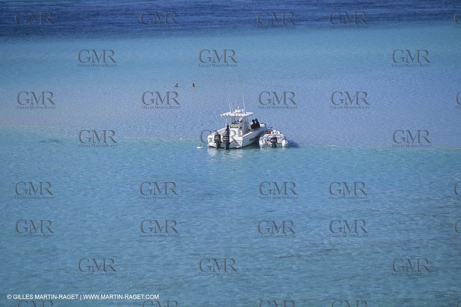 Powerboating, cruising