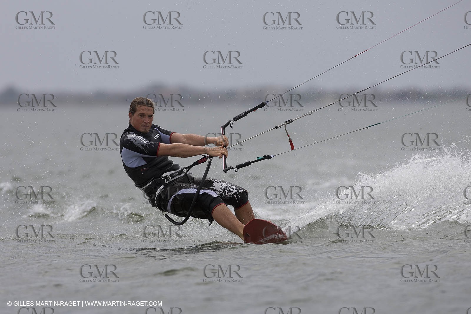 08 05 2008 - Port Saint Louis du Rhône (FRA, 13) - kite surfer Alexandre Caizergues training