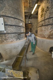 01 02 2007 - Salon de Provence - Fabrication traditionelle du savon de Marseille aux savonneries Marius Fabre - Vidage des cuves**01 02 2007 - Salon de Provence - Traditional soap of Marseille making at Marius Fabre soap maker - Tank transfer