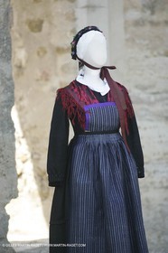 Mai 2004 - La Tour d'Aigues (FRA, 84) Costumes anciens pour l'exposition Femmes du Midi