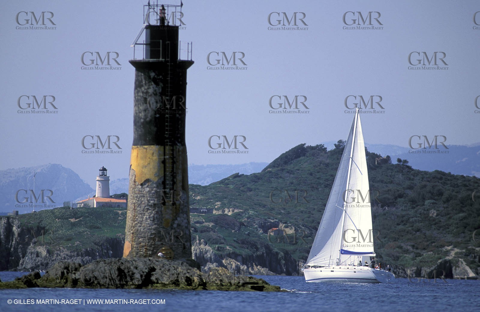 Crusing monohull sailing