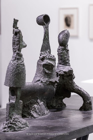 02 05 2023, Paris (FRA), oeuvre de Germaine Richier, Exposition Centre Pompidou 2023,  Trio I ou La Place 1954, Bronze patiné foncé,Numéroté 1 6, Fondeur : L.Thinot, Paris, 56 x 128 x 61 cm, Collection particulière
