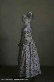 Mai 2004 - La Tour d'Aigues (FRA, 84) Costumes anciens pour l'exposition Femmes du Midi