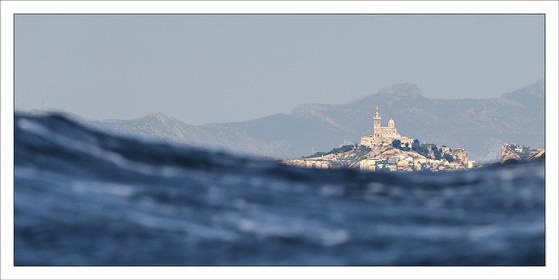 Produit : Tirage photo réalisé par nos soins sur imprimante jet d'encre professionnelle Epson à partir de 8 encres ultrachrome inaltérables (label Digigraphie).Formats au choix : .. 50 x 100 cm. 100 x 200 cmChoix des papiers :. Papier standard brillant 250 gr., filet noir, marge blanche, tirage non signé. Papier haut de gamme satiné 290 gr. filet noir, marge blanche, tirage vérifié et signé par l'auteur.. Autres supports (canvas, acrylique, dibond) sur demandeConditionnement : tube cylindrique renforcé.Options pour l'expédition : . colissimo + dépôt boîte aux lettres (France uniquement). Colissimo avec signature à réception. Transporteur express (2 jours ouvrés) avec signature à réceptionCliquez sur caddie pour sélectionner votre formule et démarrer la procédure de commande en ligne