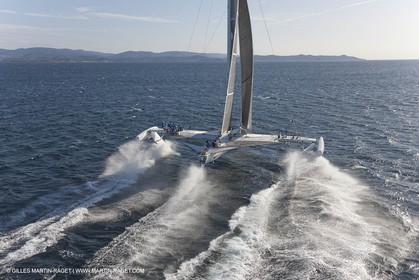 Samedi 5 septembre 2009 - Hyères (FRA, 83) - L'Hydroptère bat le record du monde de vitesse avec un run à 51,36 knts (sous réserve de ratification par le WSSRC)