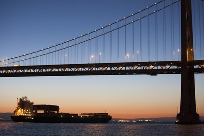 28 02 2011 - San Francisco (USA, CA) - USA 17 arrival in San Francisco - Star ISfjord passin under Oakland Bay Bridge