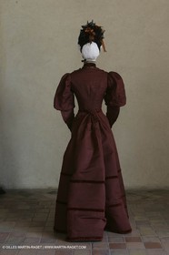 Mai 2004 - La Tour d'Aigues (FRA, 84) Costumes anciens pour l'exposition Femmes du Midi