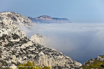 06 08 09 - Marseille - La neble - Brouillard sur les calanques et îles de Marseille
