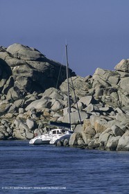 Voile, croisière,multicoque au mouillage