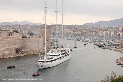23 10 2010 - Marseille (FRA,13) - Le Ponant - Arrival in Marseille and entrance in the historical port