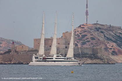 23 10 2010 - Marseille (FRA,13) - Le Ponant - Arrival in Marseille and entrance in the historical port