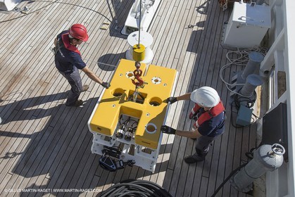 11 09 2014 - la Ciotat (FRA,13) - onboar Al Azzizi, oceanographic research ship buit by H2X boat yard, measure devices manipuation