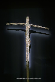 02 05 2023, Paris (FRA), oeuvre de Germaine Richier, Exposition Centre Pompidou 2023, Christ d'Assy 1950, Bronze naturel nettoyé, 235 x 138 x 31,6 cm, Fondeur : Alexis Rudier, Paris, Diocèse d'Annecy, Annecy, classement au titre des Monuments historiques par arr^été du 15 mars 1971