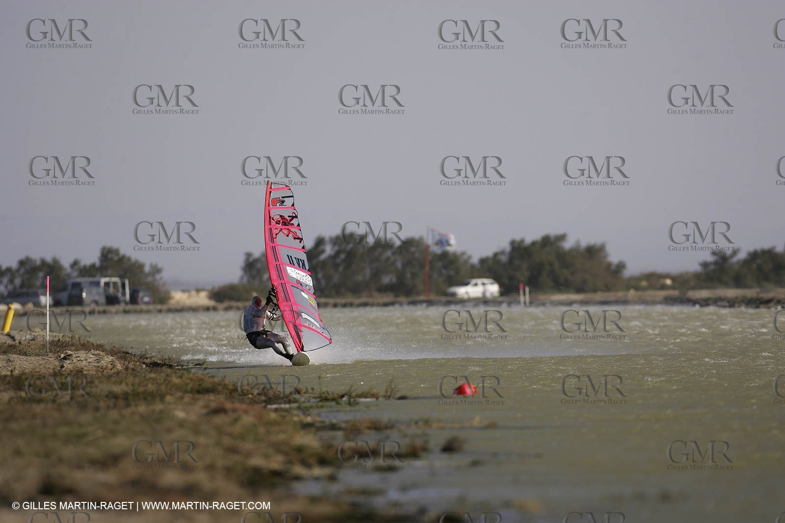 13 11 2004 - Les Saintes Maries de la mer (France) - Irish sailboarder Finian Maynard beat the overall sailing speed record with a run at 46,82 knts.
