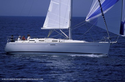 Crusing monohull sailing