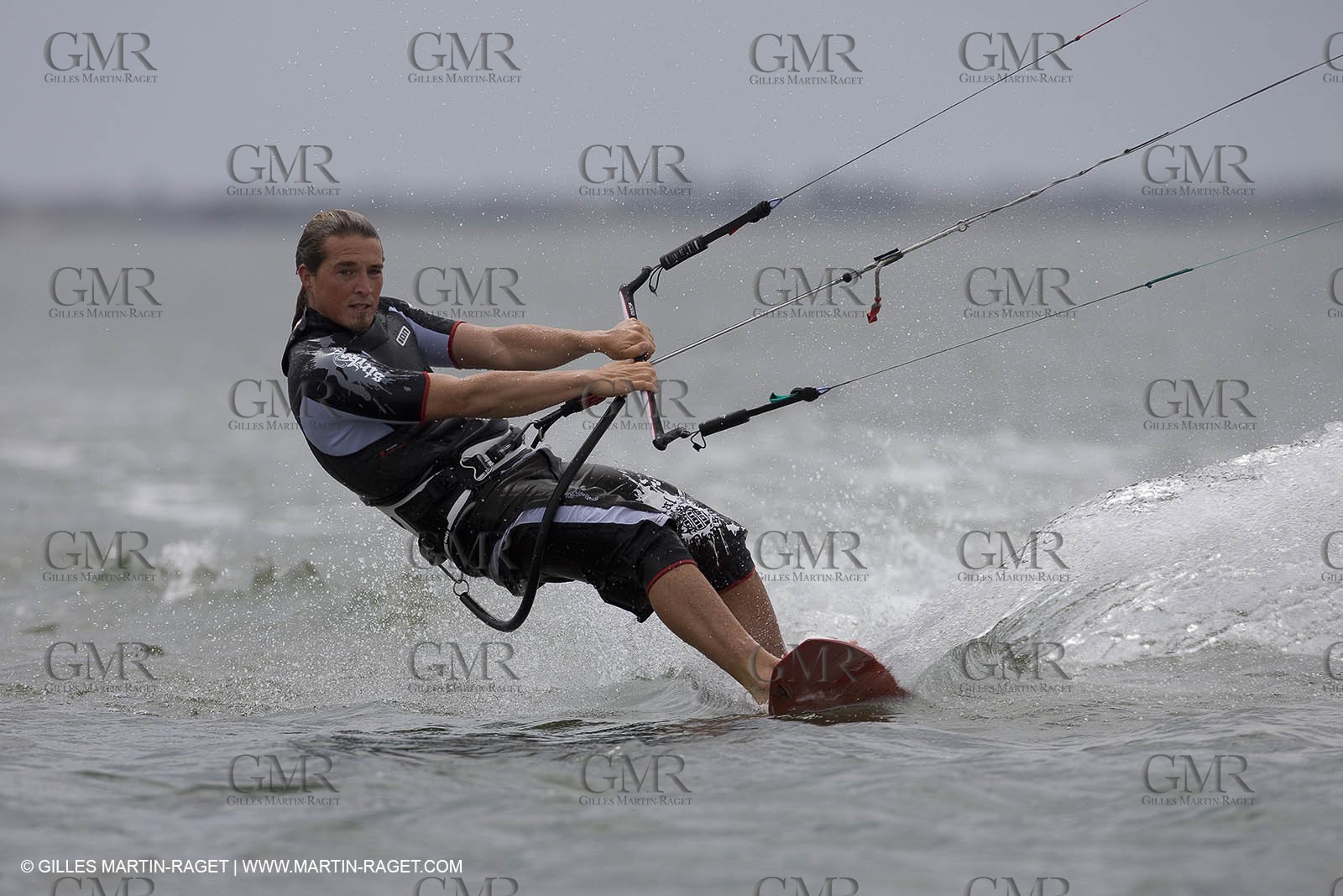 08 05 2008 - Port Saint Louis du Rhône (FRA, 13) - kite surfer Alexandre Caizergues training