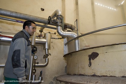 01 02 2007 - Salon de Provence - Fabrication traditionelle du savon de Marseille aux savonneries Marius Fabre - empâtage**01 02 2007 - Salon de Provence - Traditional soap of Marseille making at Marius Fabre soap maker - Paste making