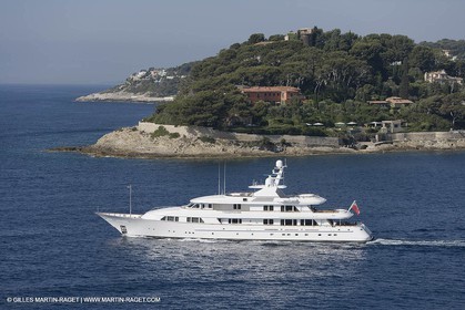 28 07 2007 - St Jean Cap Ferrat - SuperYachts - Motor Yachts - Hampshire