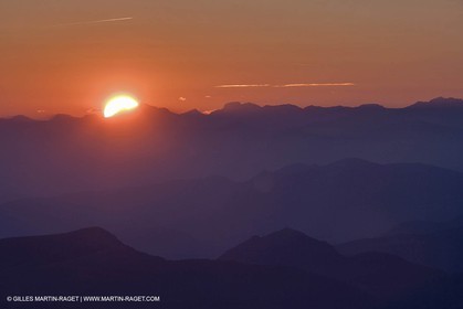 01 09 2007 - sommet du Mont Ventoux (FRA, 84) - Vue vers le nord vers la Haute Provence et les Alpes du Sud (Massuf de l'Oisans)