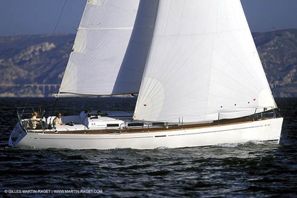 Crusing monohull sailing