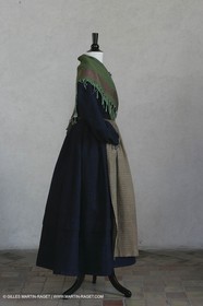 Mai 2004 - La Tour d'Aigues (FRA, 84) Costumes anciens pour l'exposition Femmes du Midi