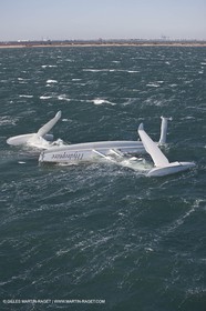 21 12 2008 - Port Saint Louis du Rhône (FRA, 13) - L'Hydroptère peu après son chavirage survenu lors d'une tentative contre le record de vitesse absolu à la voile