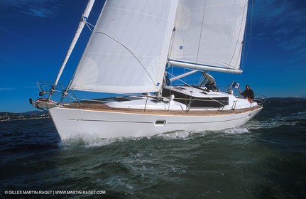 Crusing monohull sailing