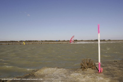 13 11 2004 - Les Saintes Maries de la mer (France) - Irish sailboarder Finian Maynard beat the overall sailing speed record with a run at 46,82 knts.