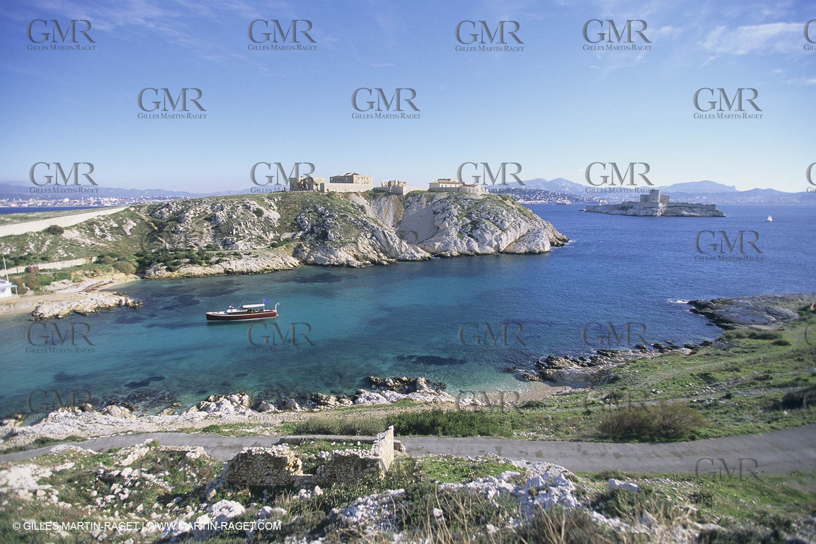 Powerboating, cruising