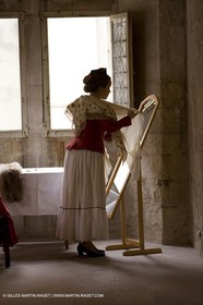 04 03 2007 - Arles - Queen of Arles and her assistants - winter costume trials