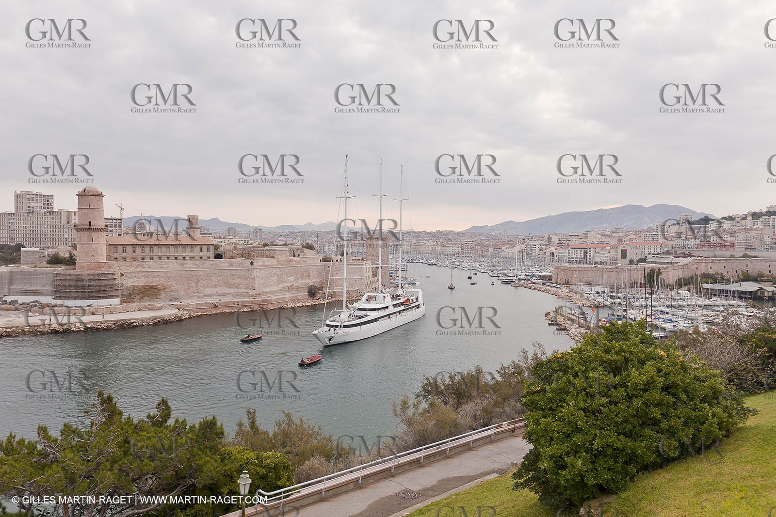 23 10 2010 - Marseille (FRA,13) - Le Ponant - Arrival in Marseille and entrance in the historical port