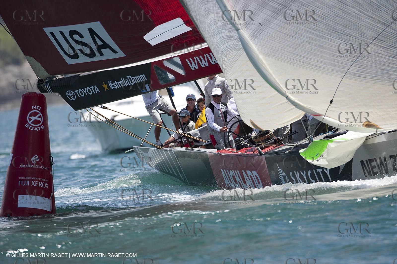 23 01 2009 - Auckland (NZL) -  Louis Vuitton Pacific Series - BMW ORACLE Racing-Tuning up onboard Emirates Team New Zealand yacht