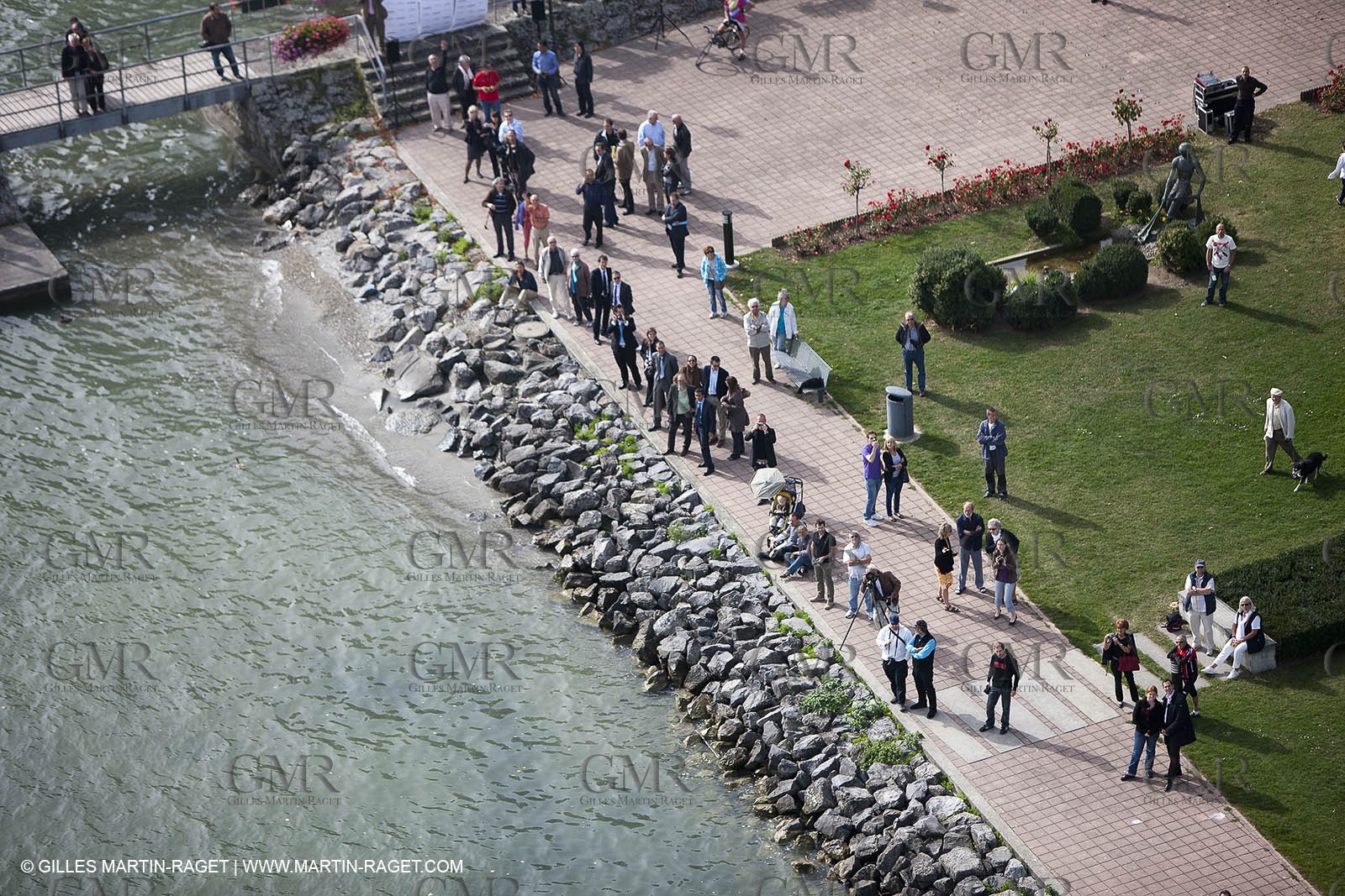 08 10 10 - St Sulpice (SUI) - Hydroptere.ch touches water