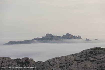 18 07 2012 - Marseille  (FRA ) - Les Calanques -  Phénomène d'entrées maritimes - La Nèble (brume, en provençal) - Ile de Riou