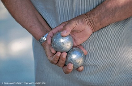 Jeu de Pétanque devant le conservatoire de la musique